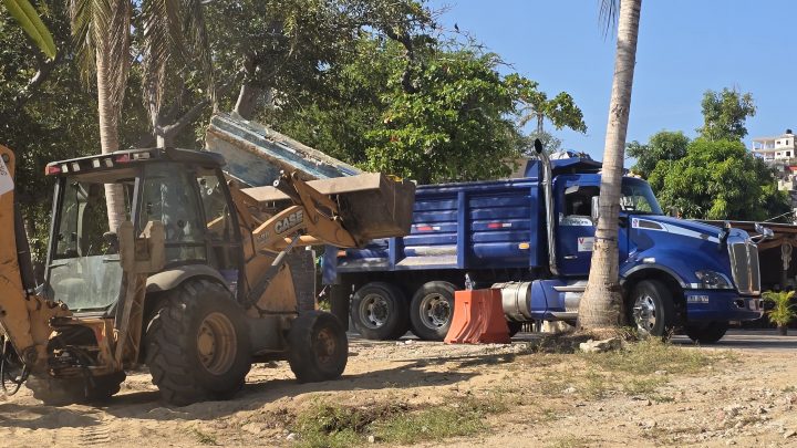 Promotora de playas mantiene jornadas continuas de limpieza sobre la franja de arena en zonas turísticas
