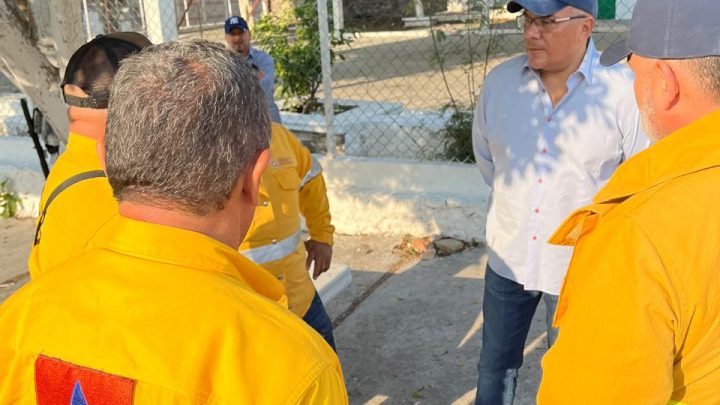 Autoridades estatales y municipales intensifican acciones para extinguir incendio forestal en Iguala