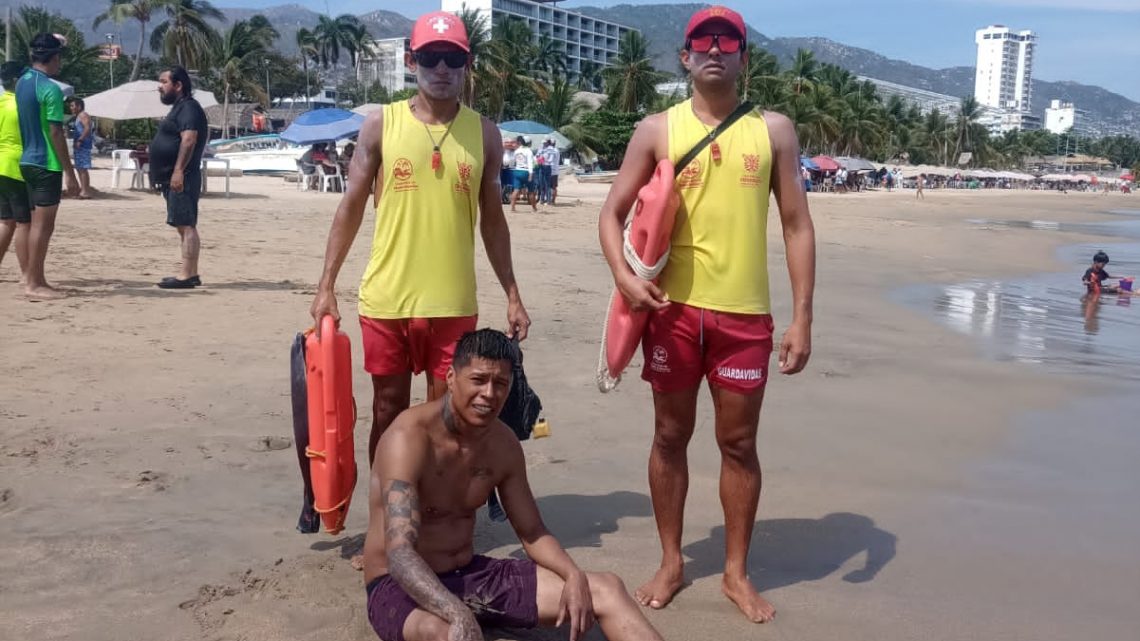 Guardavidas brindan auxilio a turista en Playa Dominguillo de Acapulco Guardavidas brindan auxilio a turista en Playa Dominguillo de Acapulco