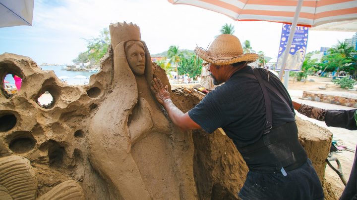 Exhiben en Acapulco esculturas que se realizan previo a la inauguración de Arenando 2025