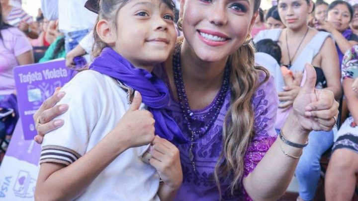 Entrega Evelyn Salgado la Tarjeta Violeta número 20 mil en Zihuatanejo