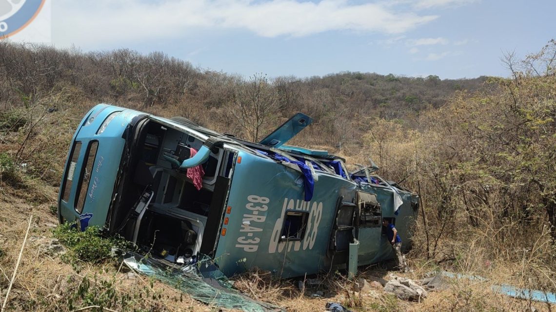 Elementos de la SGIRPCGRO atienden volcadura de autobús en la carretera Taxco-Pilcaya Elementos de la SGIRPCGRO atienden volcadura de autobús en la carretera Taxco-Pilcaya