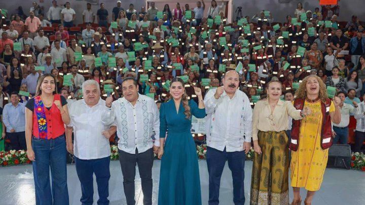 Evelyn Salgado entrega visas a 106 adultos mayores para reencontrarse con su familia en EE. UU
