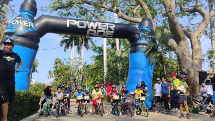 Con carrera de ciclismo infantil terminan las celebraciones del Día de la Niñez en el Parque Papagayo de Acapulco