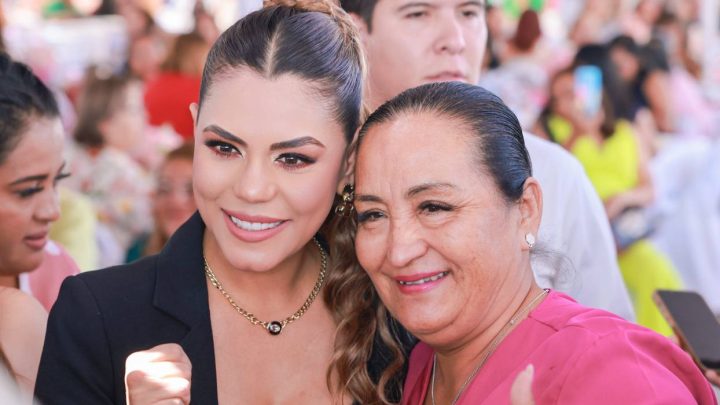Celebra Evelyn Salgado a madres trabajadoras de la Fiscalía de Guerrero