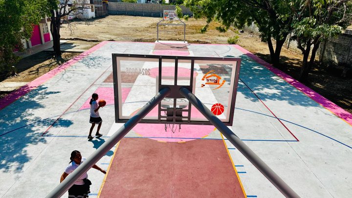 Entrega IGIFE cancha de usos múltiples en primaria de Coyuca de Benítez