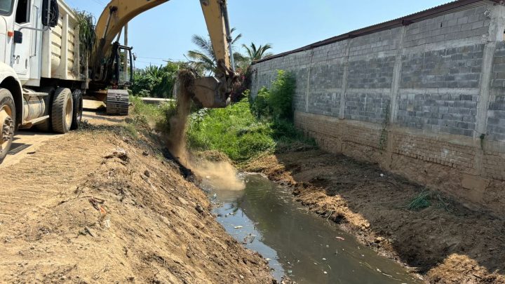 Concluye CAPASEG desazolve preventivo en dos canales críticos de Acapulco