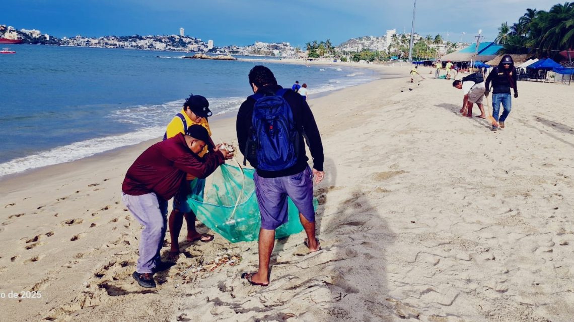 Promotora de Playas retira basura que fue arrastrada a la franja de arena por la lluvia en Acapulco Promotora de Playas retira basura que fue arrastrada a la franja de arena por la lluvia en Acapulco
