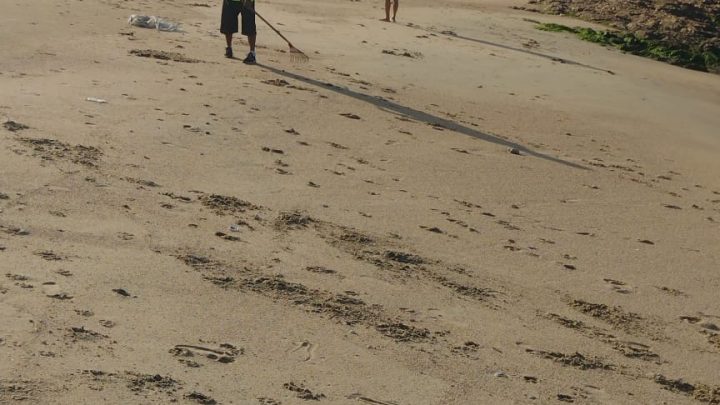 El gobierno del estado continúa con labores de limpieza en playas de Acapulco