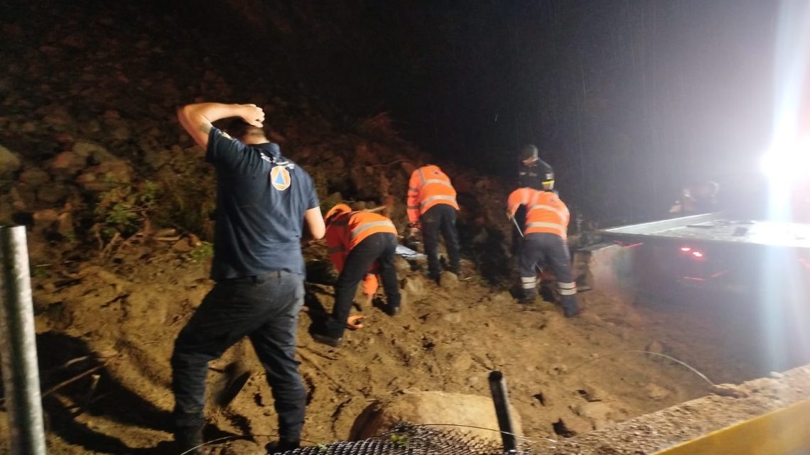 Continúan labores de retiro de material por personal del SGIRPCGRO y CAPUFE, tras el derrumbe de talud en la Autopista del Sol