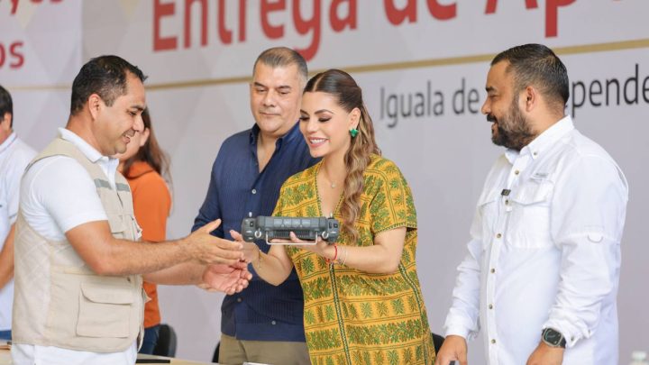 Entrega Evelyn Salgado apoyos a productores agropecuarios de la región Norte de Guerrero