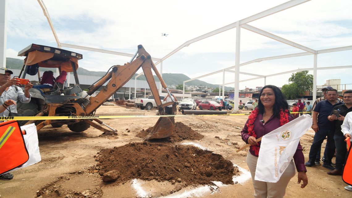 Da Abelina López Rodríguez banderazo de arranque de la segunda etapa de la nave mayor del Mercado Central Da Abelina López Rodríguez banderazo de arranque de la segunda etapa de la nave mayor del Mercado Central