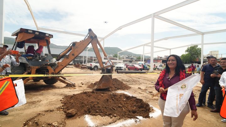 Da Abelina López Rodríguez banderazo de arranque de la segunda etapa de la nave mayor del Mercado Central