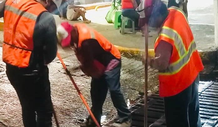 Intensifica Gobierno de Abelina López Rodríguez brigadas nocturnas de desazolve de rejillas