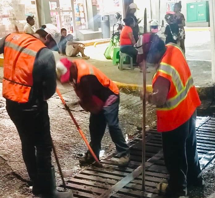 Intensifica Gobierno de Abelina López Rodríguez brigadas nocturnas de desazolve de rejillas Intensifica Gobierno de Abelina López Rodríguez brigadas nocturnas de desazolve de rejillas