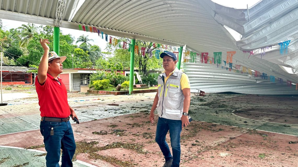 Brigadas de evaluación del IGIFE e INIFED recorren escuelas afectadas por el huracán Erick en la Costa Chica