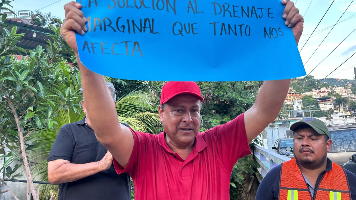 Agradecen vecinos de Praderas de Costa Azul a Abelina López Rodríguez por rehabilitación de drenaje y muro de contención Agradecen vecinos de Praderas de Costa Azul a Abelina López Rodríguez por rehabilitación de drenaje y muro de contención