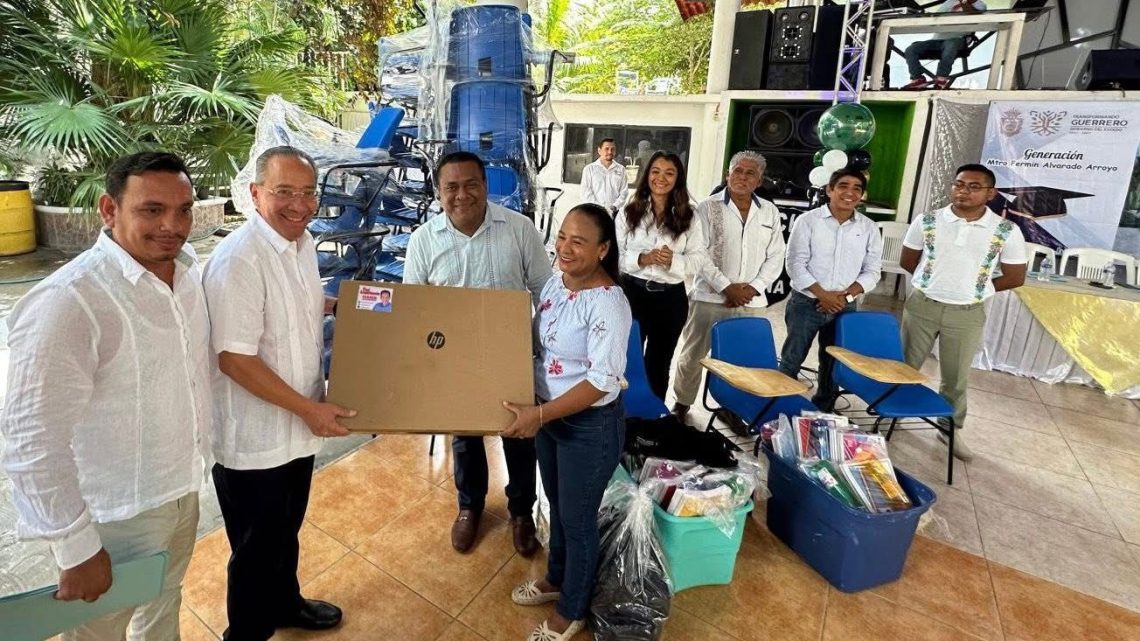 Reconocimiento al Mtro. Fermín Alvarado Arroyo: Fundador, Padrino de Generación y referente de la Educación en Guerrero Reconocimiento al Mtro. Fermín Alvarado Arroyo: Fundador, Padrino de Generación y referente de la Educación en Guerrero