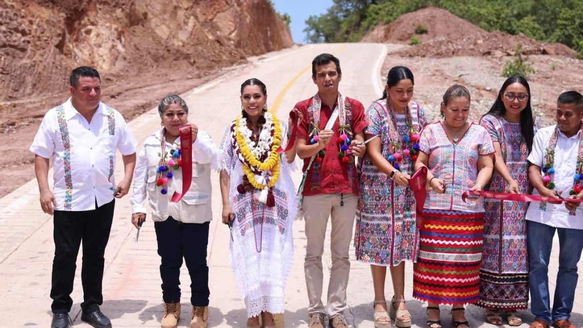 Evelyn Salgado inauguró caminos artesanales y un mercado para el desarrollo social y económico de Xochistlahuaca y Tlacoachistlahuaca Evelyn Salgado inauguró caminos artesanales y un mercado para el desarrollo social y económico de Xochistlahuaca y Tlacoachistlahuaca