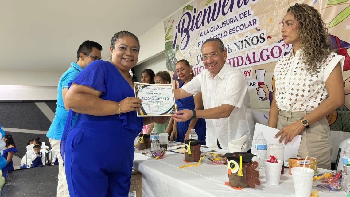 Reconocen a Fermín Alvarado, como padrino de generación en varios jardines de niños de Acapulco Reconocen a Fermín Alvarado, como padrino de generación en varios jardines de niños de Acapulco