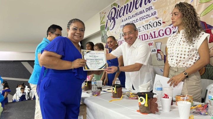 Reconocen a Fermín Alvarado, como padrino de generación en varios jardines de niños de Acapulco