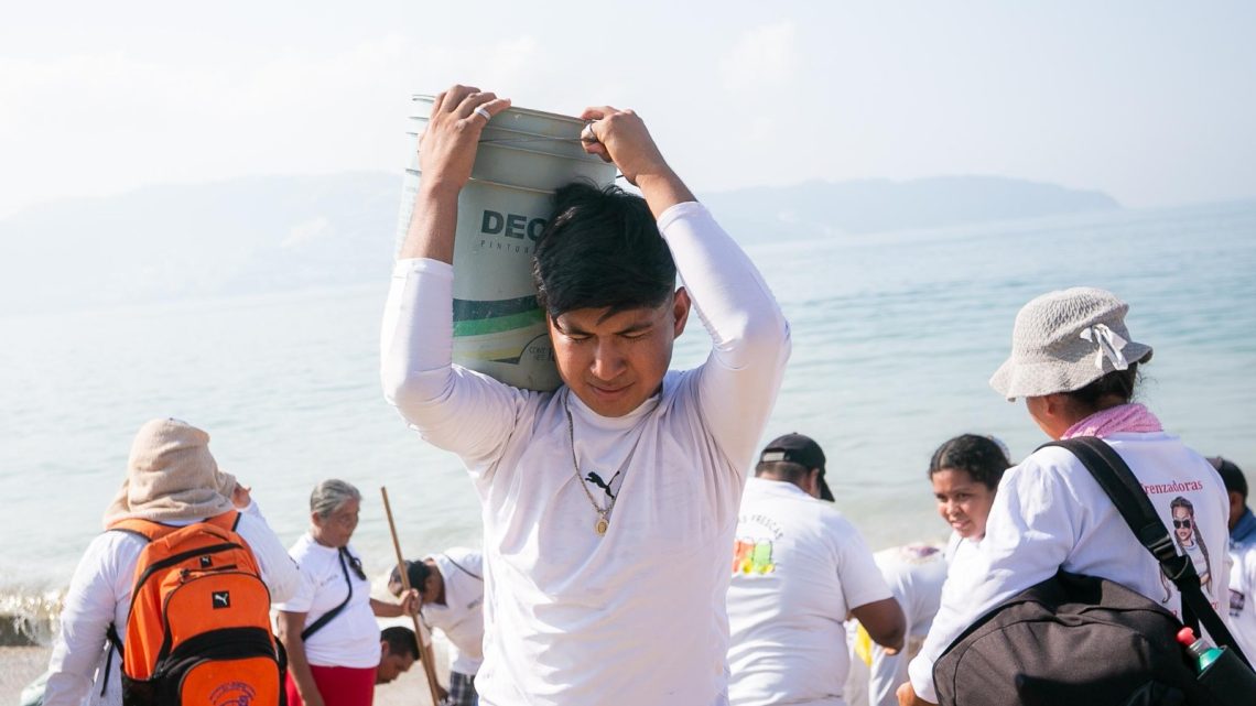Realizan jornada de limpieza en la zona Dorada de Acapulco