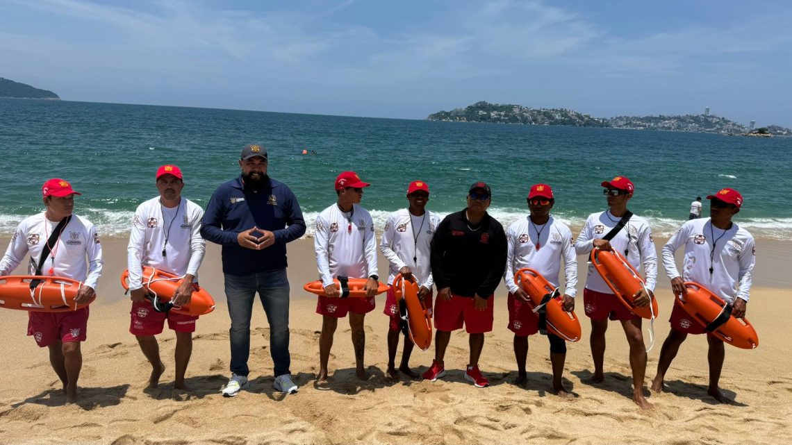 Gobierno de Evelyn Salgado dota de nuevo equipo y uniformes a guardavidas de la Promotora de Playas