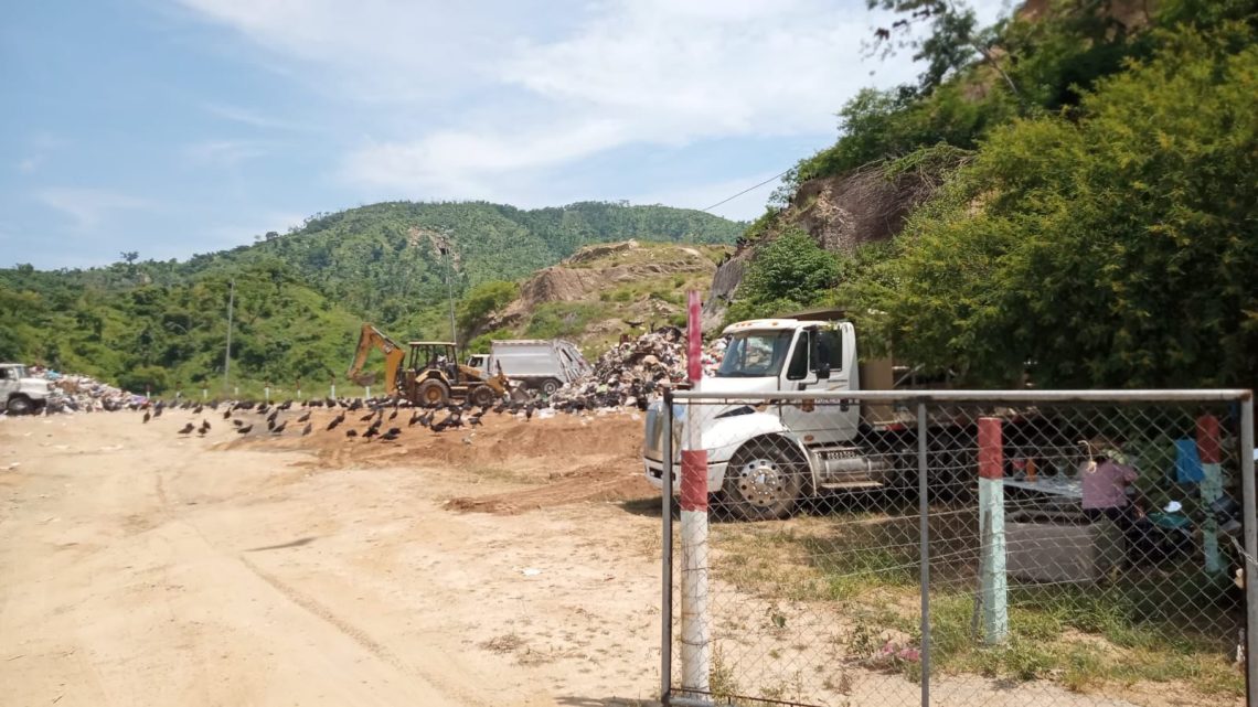 Habitantes de Paso Texca mantienen bloqueo y basura es depositada en predio privado