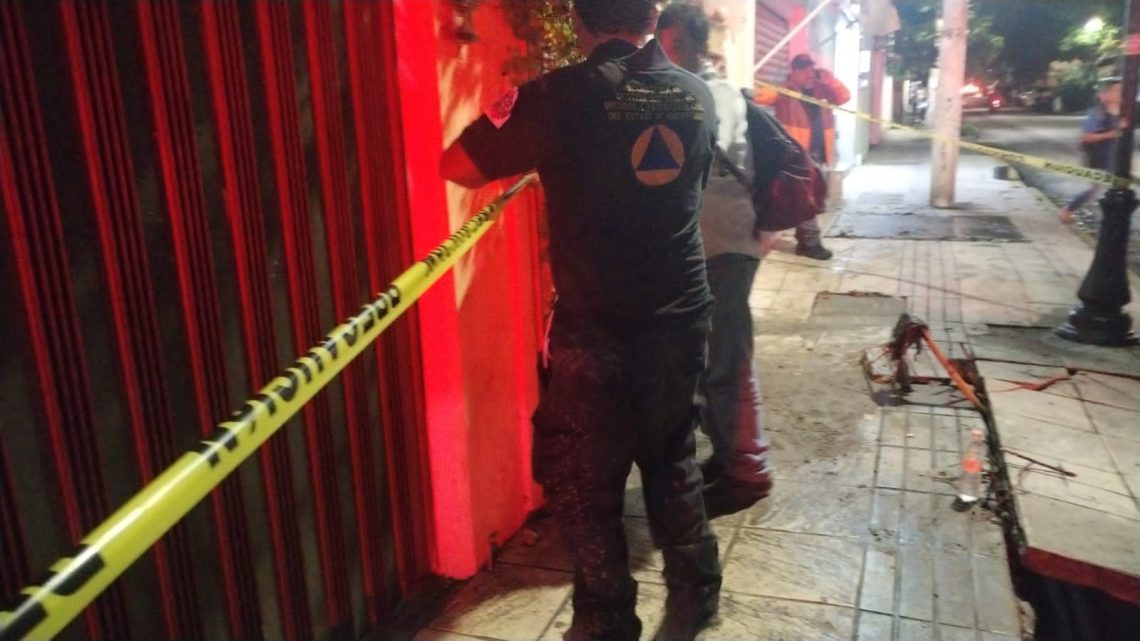 La SGIRPCGRO colocó un acordonamiento en una banqueta por afectación por lluvia local a fin de evitar incidentes