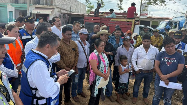 Gobierno de Guerrero y federación atienden demandas de pobladores de Costa Chica, durante la gira presidencial