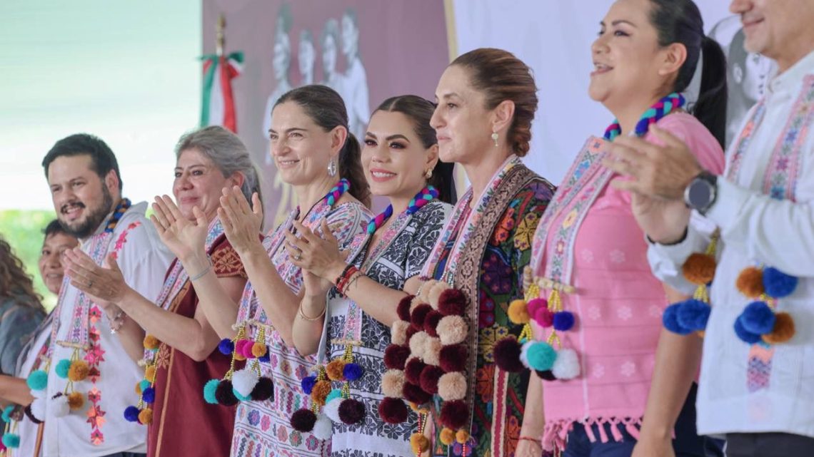 Claudia Sheinbaum y Evelyn Salgado entregan créditos a la palabra a mujeres amuzgas para impulsar la productividad y comercialización de huipiles y telares de cintura