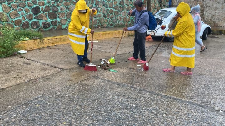 Intensifica Gobierno de Acapulco labores de limpieza tras lluvias