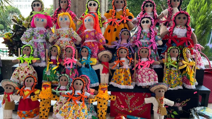 Colores y tradición: Artesanos de 11 municipios ofrecen sus creaciones en el Palacio de Cultura de Chilpancingo”