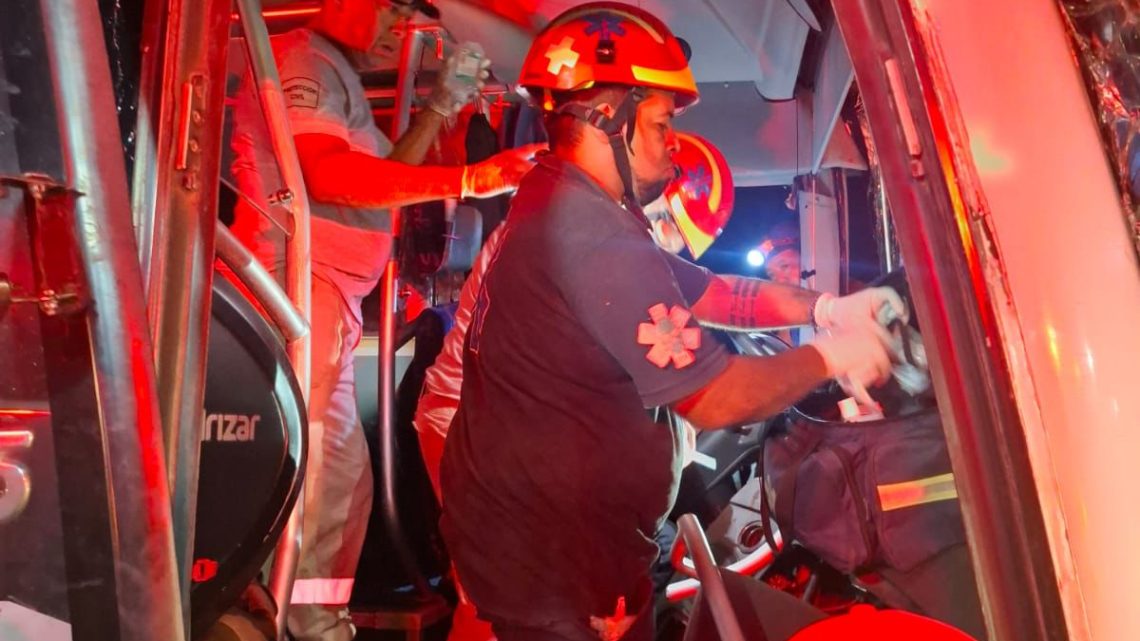 Atiende la SGIRPCGRO y protección Civil municipal accidente carretero en Coyuca de Benítez