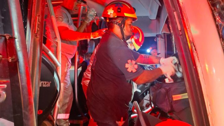 Atiende la SGIRPCGRO y protección Civil municipal accidente carretero en Coyuca de Benítez