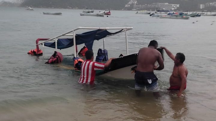 Se hunden ocho lanchas en Puerto Marqués tras intensas lluvias en Acapulco