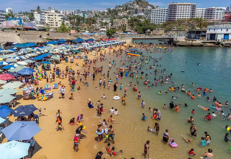 Acapulco amanece con playas llenas y saldo blanco tras los festejos de Año Nuevo