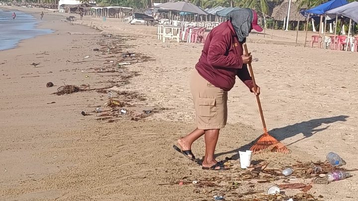 Brigadas de la Promotora de Playas retiran desechos en la bahía de Acapulco tras lluvias