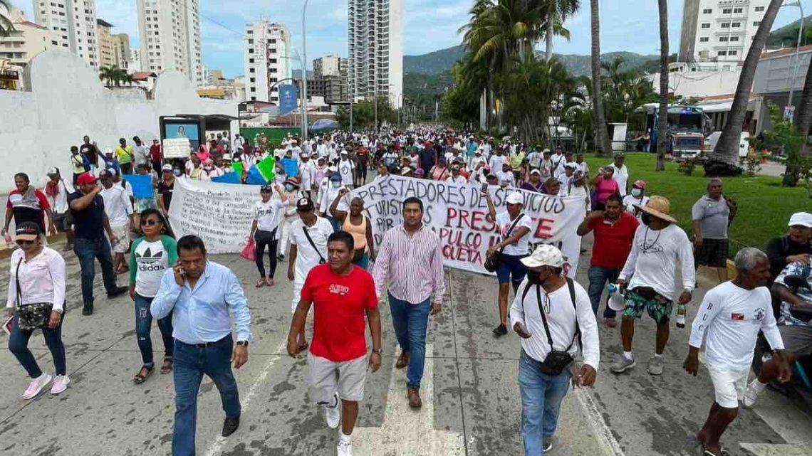 Prestadores de servicios marchan en Acapulco; exigen empleo temporal y apoyo tras el huracán John