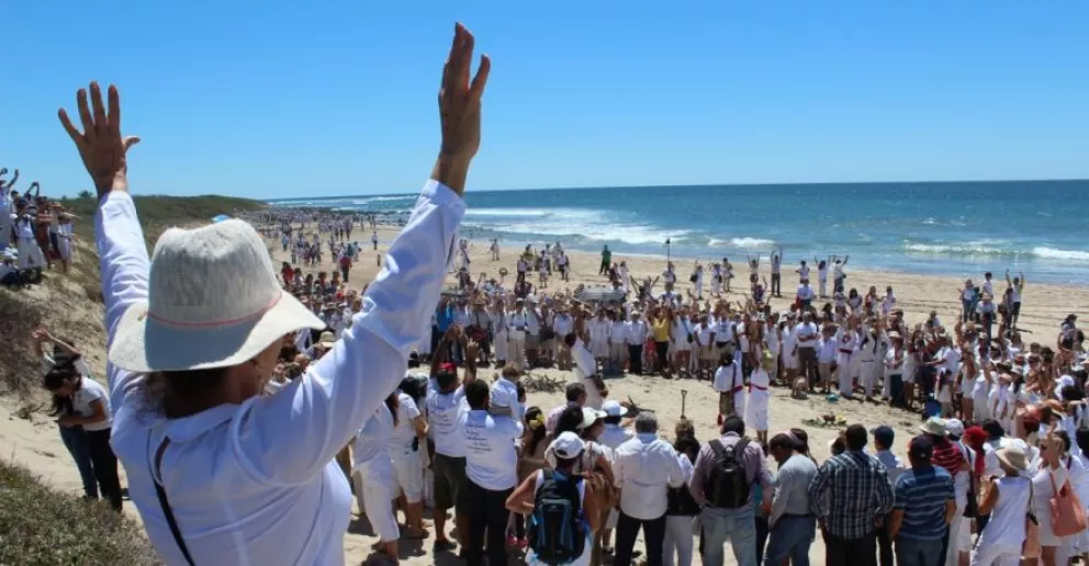 Realizan limpias y rituales en playas de Acapulco para recibir la primavera