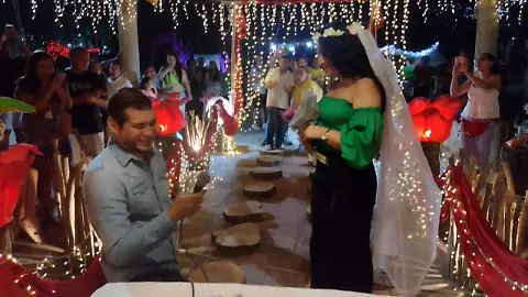 Parejas disfrutan una noche romántica de San Valentín frente al mar en Acapulco