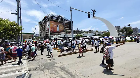 Bloqueo en la Costera de Acapulco causa molestias a turistas