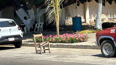 Retiran “aparta espacios” en playas y avenidas de Acapulco ante el inicio de la temporada vacacional