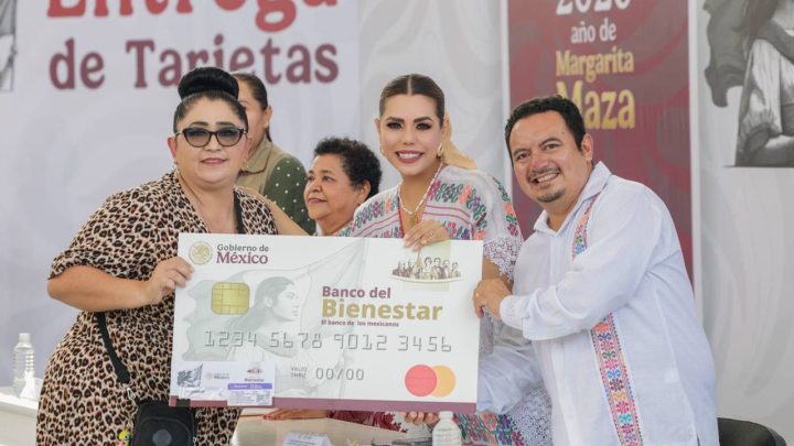 Entrega Evelyn Salgado Pineda tarjetas de Pensión para el Bienestar a Mujeres y Adultos Mayores en Acapulco 