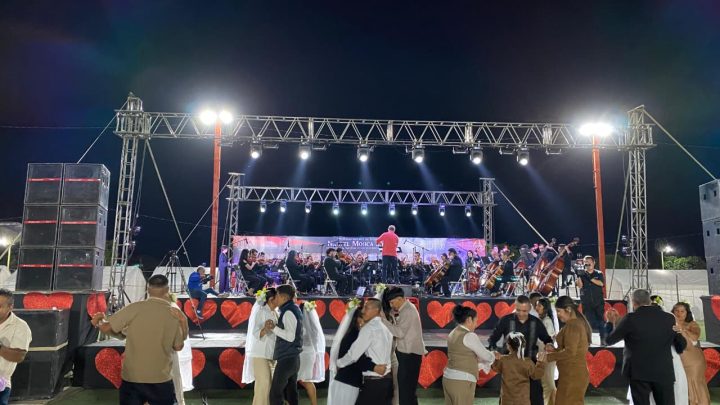 Engalana la Filarmónica de Acapulco las bodas colectivas en Teloloapan