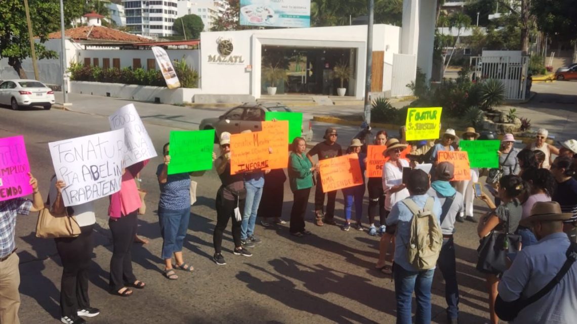 Defensores de venados bloquean la Costera; exigen a Fondo Nacional de Fomento al Turismo atender la UMA del Cerro del Molote