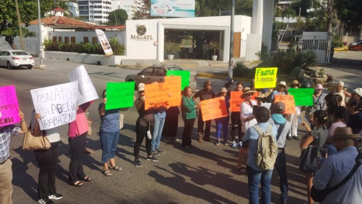 Defensores de venados bloquean la Costera; exigen a Fondo Nacional de Fomento al Turismo atender la UMA del Cerro del Molote