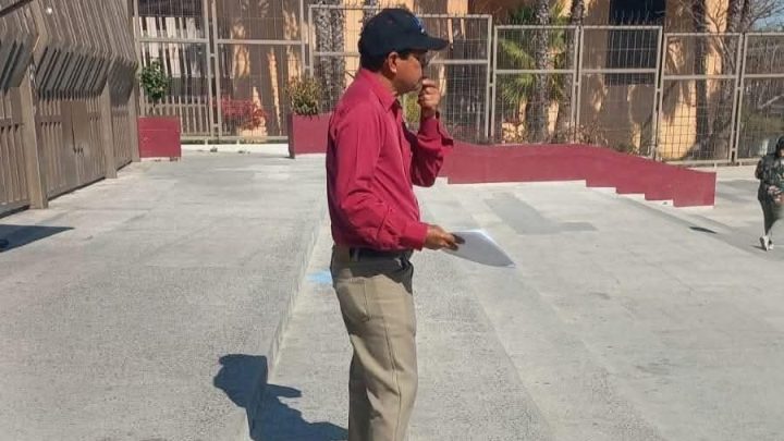 Docente protesta en Palacio de Gobierno y exige nombramiento tras 16 años de servicio